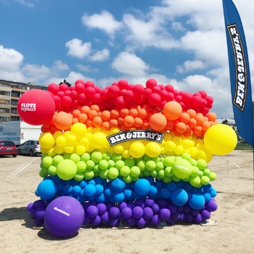 Duhová balónková fotostěna na Fun and Run pořádanou Prague Pride.
