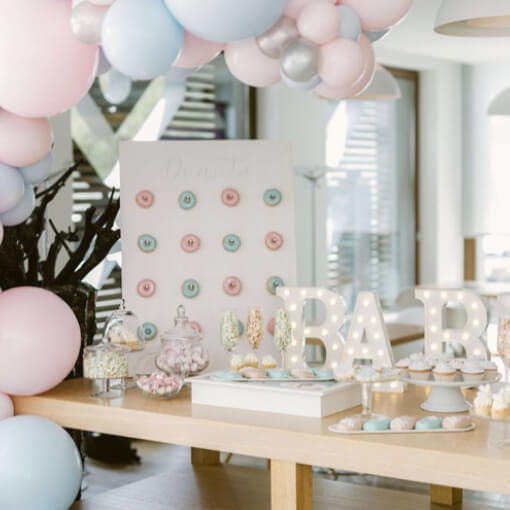 Balónková girlanda v jemných tónech na Babyshower.